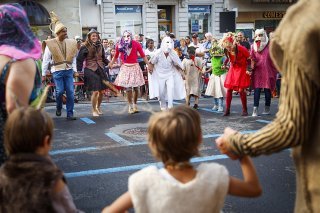 Le festival des arts de rue revient cet été. Il proposera de plus petites performances dans près d'une dizaine de lieux différents à La Chaux-de-Fonds (archives).